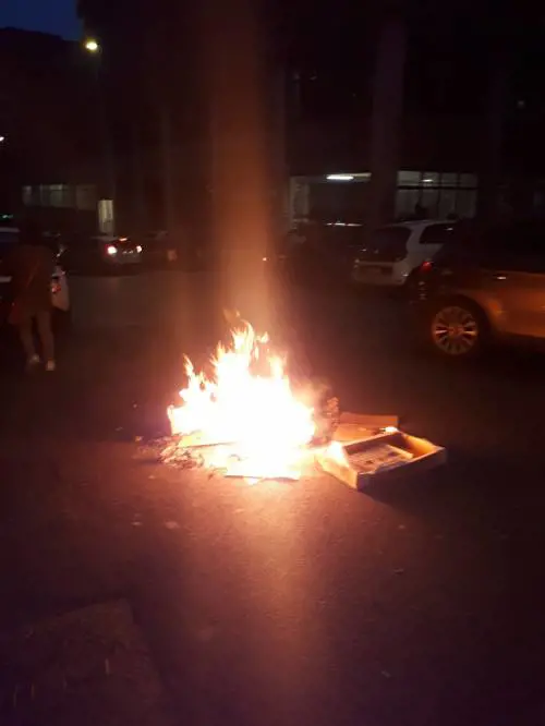Gelo nelle case popolari, gli inquilini accendono falò in strada