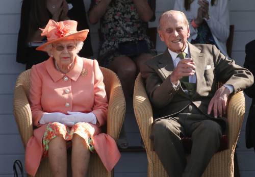 La nuova foto del principe Filippo con la regina non convince: "Elisabetta si è photoshoppata le mani"