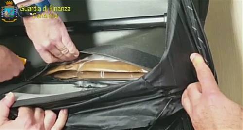 Corriere spagnolo intercettato con 2 chili di eroina nel bagaglio