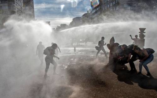 Cile, ancora violenti scontri tra polizia e manifestanti a Santiago