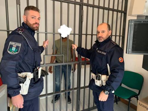 Migrante in cella, polizia locale alla "gogna" per lo scatto