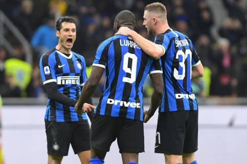 L'Inter doma 4-0 il Genoa e aggancia la Juventus in vetta alla classifica