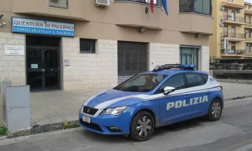 Picchiata e umiliata: la moglie denuncia il marito che la derubava dei soldi