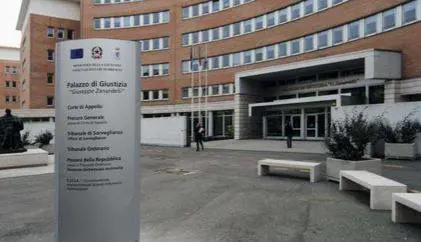"Per 30 anni nelle grinfie di moglie e figlia". L'incubo di un 84enne