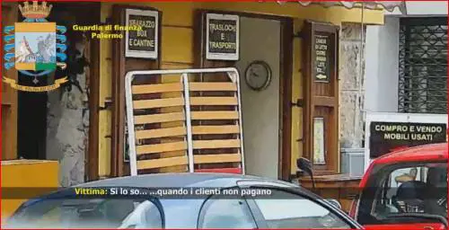 Tassi fino al 1200%. Usuraio arrestato mentre riceve i soldi dalla vittima.