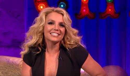 Il web contro l’enorme albero di Natale di Britney Spears: "Pacchiano come lei"