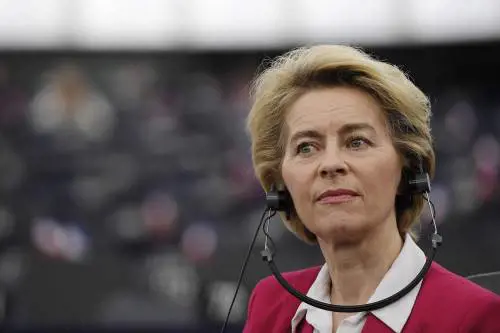 Germania, accuse al ministero della Difesa: "Ha cancellato prove a carico della von der Leyen"