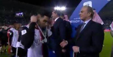 Cristiano Ronaldo si toglie dal collo la medaglia. Social impietosi: "Non sa perdere"