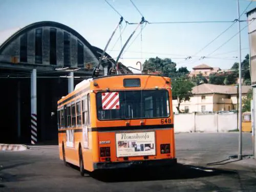 Chiede di spostare l’auto in sosta sulla fermata: aggredito autista filobus