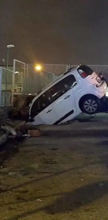 Auto sprofonda in una voragine: paura a San Giorgio a Cremano