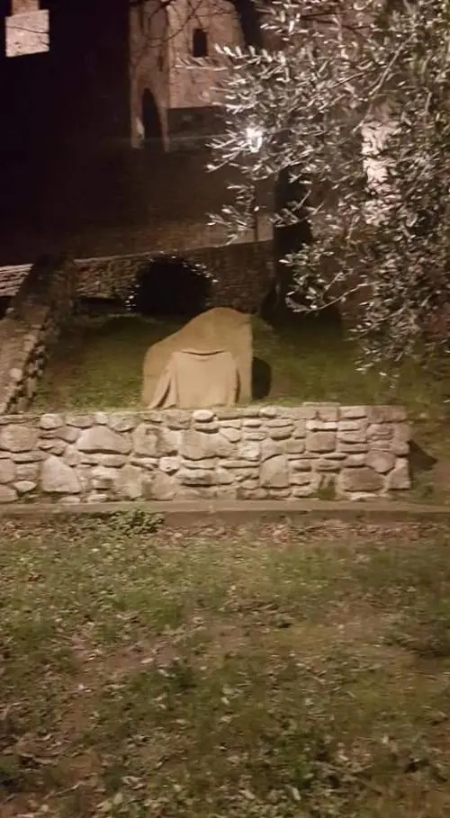 Il sindaco del Pd fa coprire la targa dedicata all'ispettore Raciti