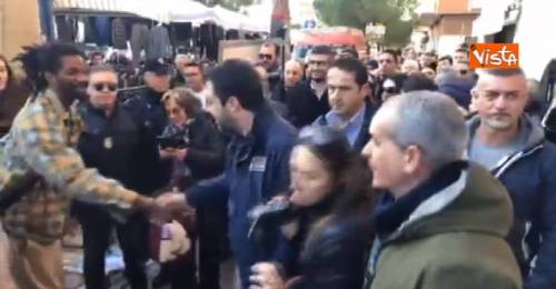 Ragazzo di colore insulta Salvini: "Pezzo di m..."