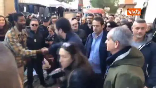 Salvini al mercato di Pescara, insultato da uno straniero 