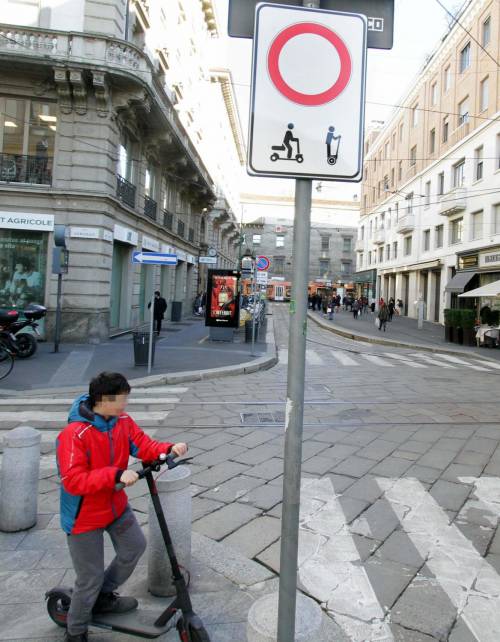 I monopattini elettrici circolano anche sotto i cartelli di divieto