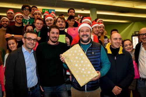 Salvini visita l’ospedale dei bambini col cappello di Babbo Natale