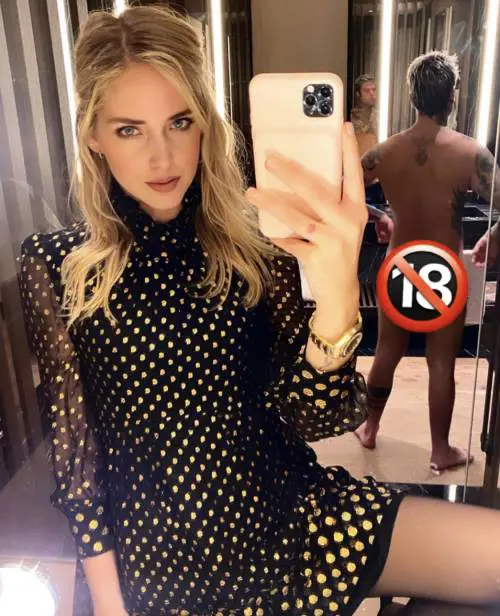 Photobombing di Fedez nudo ma la Ferragni fa una gaffe: "Vietato ai minori di 18 in che senso?"