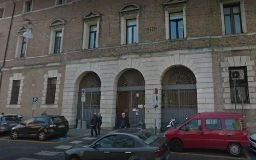 Il bebè piange troppo, la madre lo scuote forte e lo manda in coma
