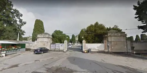 Va nella cappella di famiglia, ma non ci sono i suoi parenti: aperta inchiesta