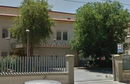 Sfonda la porta di casa e pesta a sangue la ex: ​nigeriano in fuga