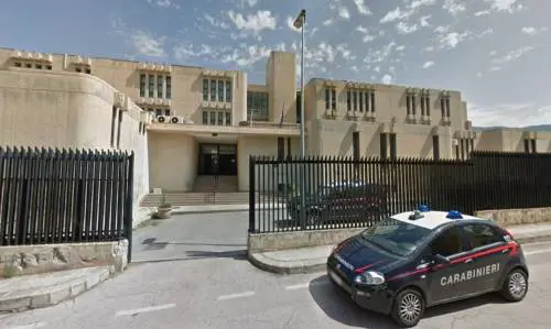 15enne denuncia padre ai carabinieri: “Picchia me e mamma”