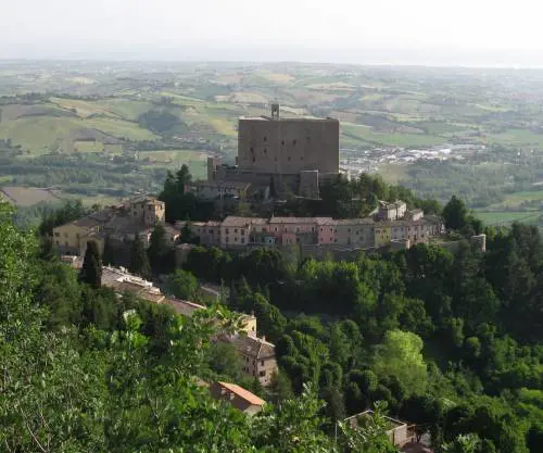 La targa in memoria di Raciti coperta, il sindaco: "Solo un malinteso"
