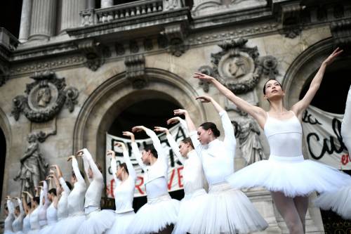 Le ballerine dell'Opera di Parigi protestano contro Macron