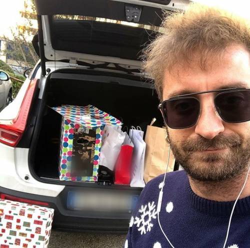 Natale amaro per la Iena Stefano Corti: "Auguri ai genitori ​separati come me che chiudono pacchi nei parcheggi"