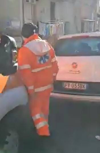 Auto in sosta selvaggia blocca l'ambulanza: barella portata a piedi