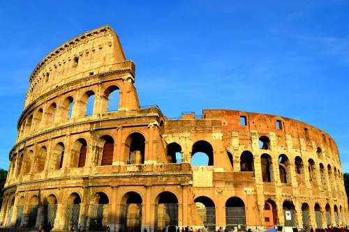 Il Colosseo batte il Louvre: è il luogo più popolare del 2019