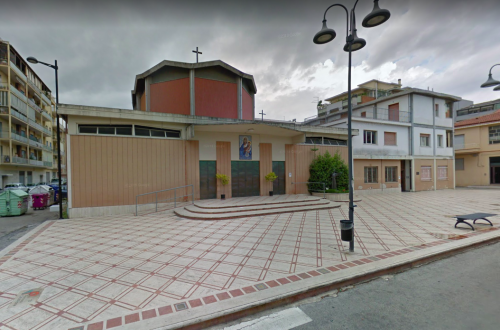 La furia di tre nigeriani dopo la cena alla Caritas: 40enne preso a bottigliate