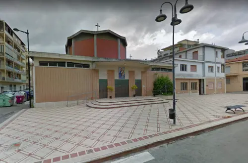 La furia di tre nigeriani dopo la cena alla Caritas: 40enne preso a bottigliate