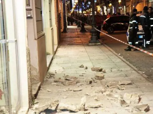 Crolla un cornicione a Barra: solo per un caso evitata una tragedia