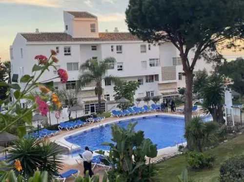 Bimba in pericolo, padre e fratello si tuffano in piscina: tutti morti annegati