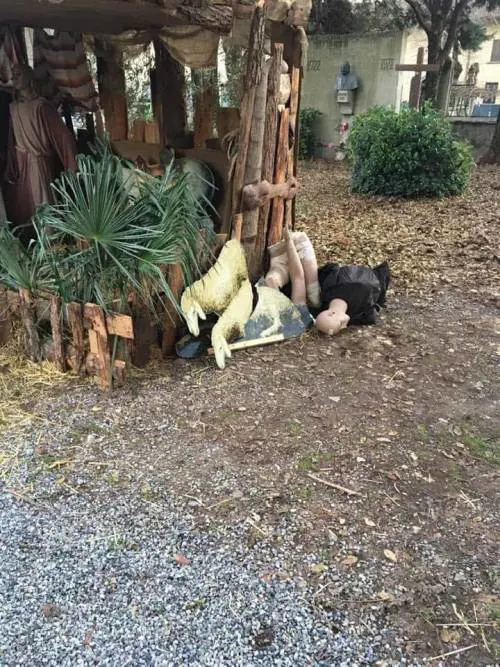 L'oltraggio alla vigilia di Natale: ​vandali distruggono il presepe