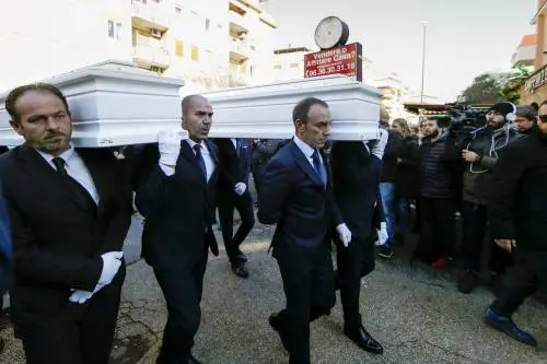 I feretri di Gaia e Camilla arrivano in chiesa per i funerali