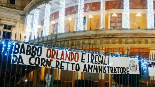 Striscioni contro Orlando: "Si ricorda dei migranti e dimentica i palermitani"