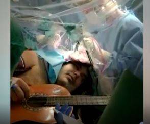 Torino, musicista operato al cervello mentre suona chitarra e tamburello