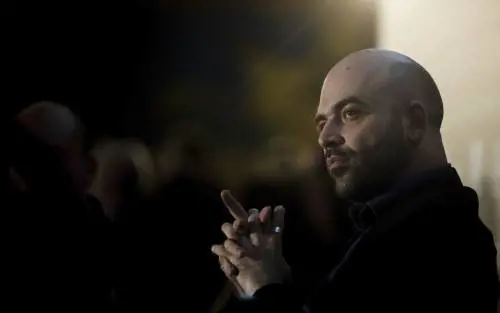 "Non rispetta i credenti". Saviano fa infuriare tutti con gli auguri di Natale