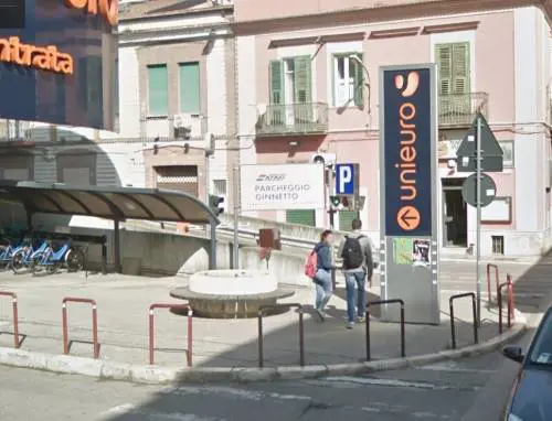 Coppia aggredita dal branco: preso di mira un gambiano