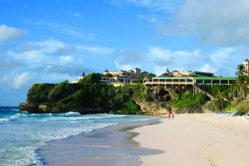 Si sente male in vacanza e resta bloccato alle Barbados, gli amici fanno una colletta per farlo tornare