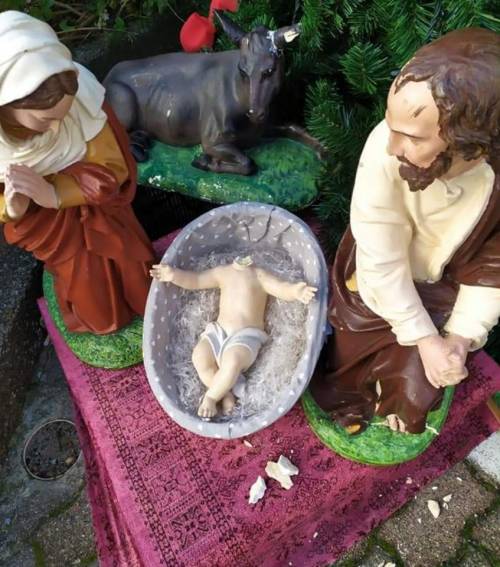 Il gesto choc nel presepe: tagliata la testa del Bambin Gesù