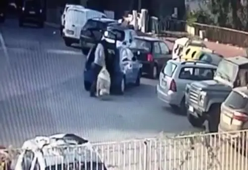 Automobilista ripreso mentre sversa rifiuti abusivamente: denunciato