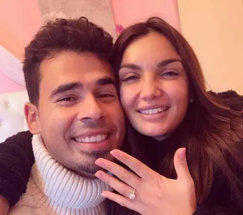 Elettra Lamborghini mostra l'anello sui social: "Mi sposo"