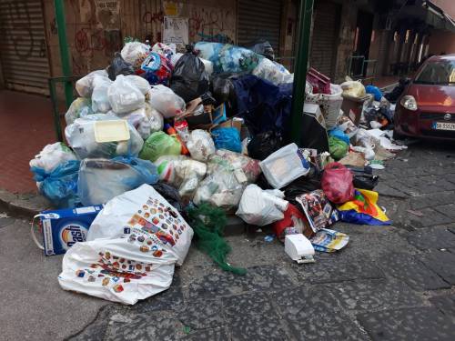 Emergenza rifiuti, in città e in provincia le strade sono sommerse dall’immondizia