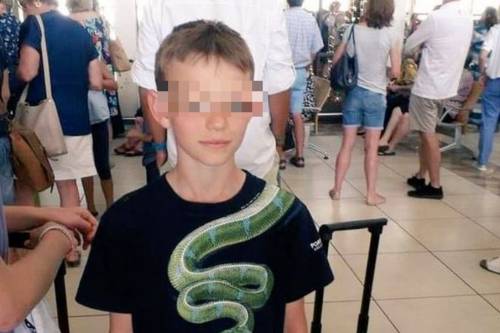 Nuova Zelanda, ha un serpente sulla maglia e non lo fanno salire in aereo: bambino costretto a cambiarsi