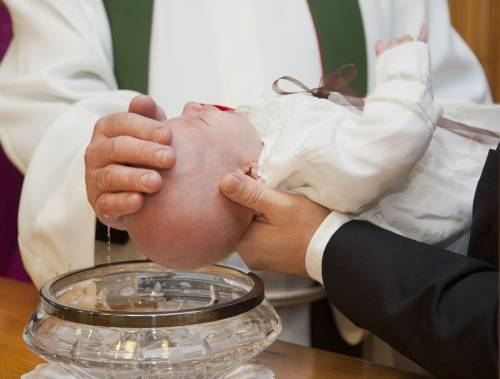 Battesimo dei bimbi nati da utero in affitto: "genitore 1 e 2" sbarca anche in chiesa? 
