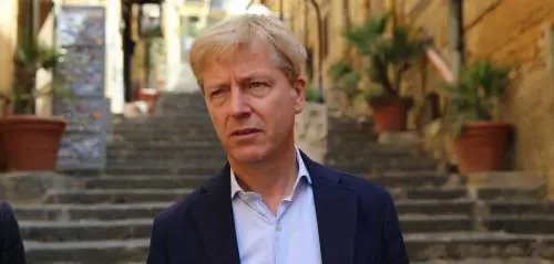 Pubblicò la foto di un avvocato "sporcaccione": sindaco va a processo