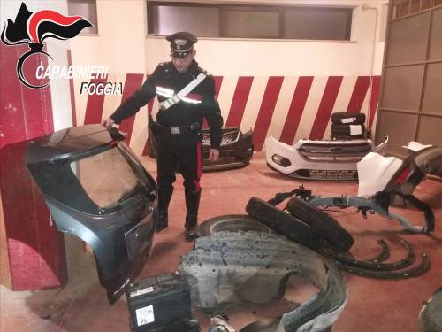 Foggia, i carabinieri trovano in un furgone pezzi di auto rubate