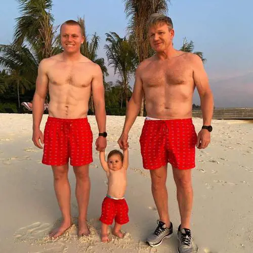 Bicipiti e figli, così Gordon Ramsay si gode le feste