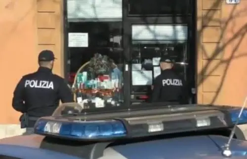 Nigeriano sequestra commessa: la lega e la benda per stuprarla